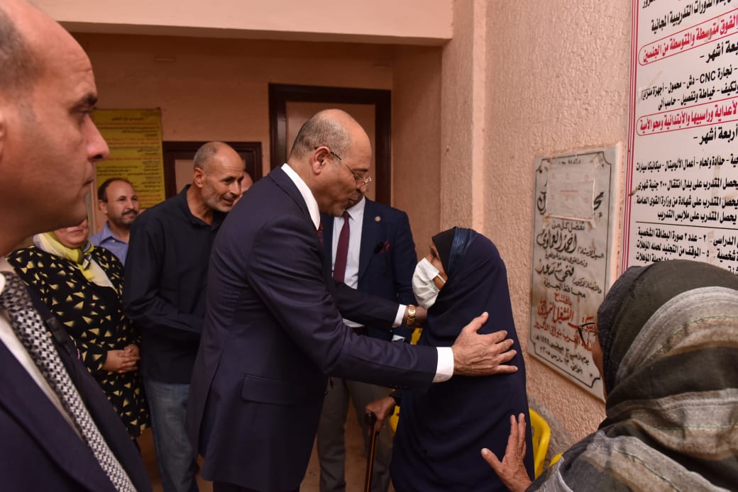 وزير القوى العامله 